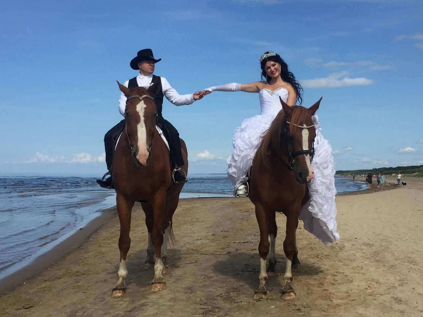 Kāzas zirgu mugurā