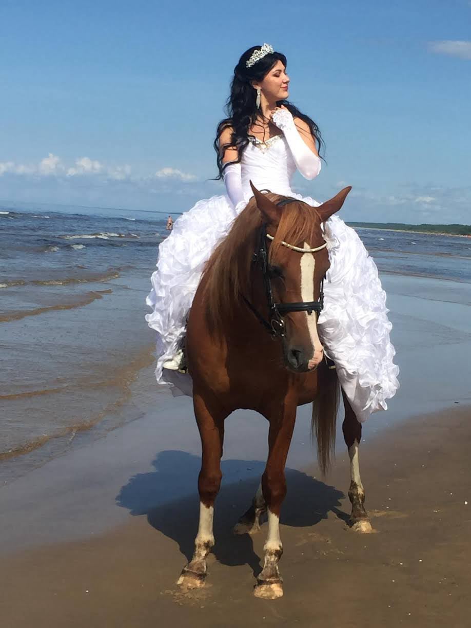 Līgavaine zirga mugurā