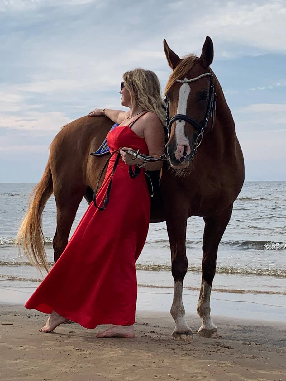 Foto ar zirgu krastā