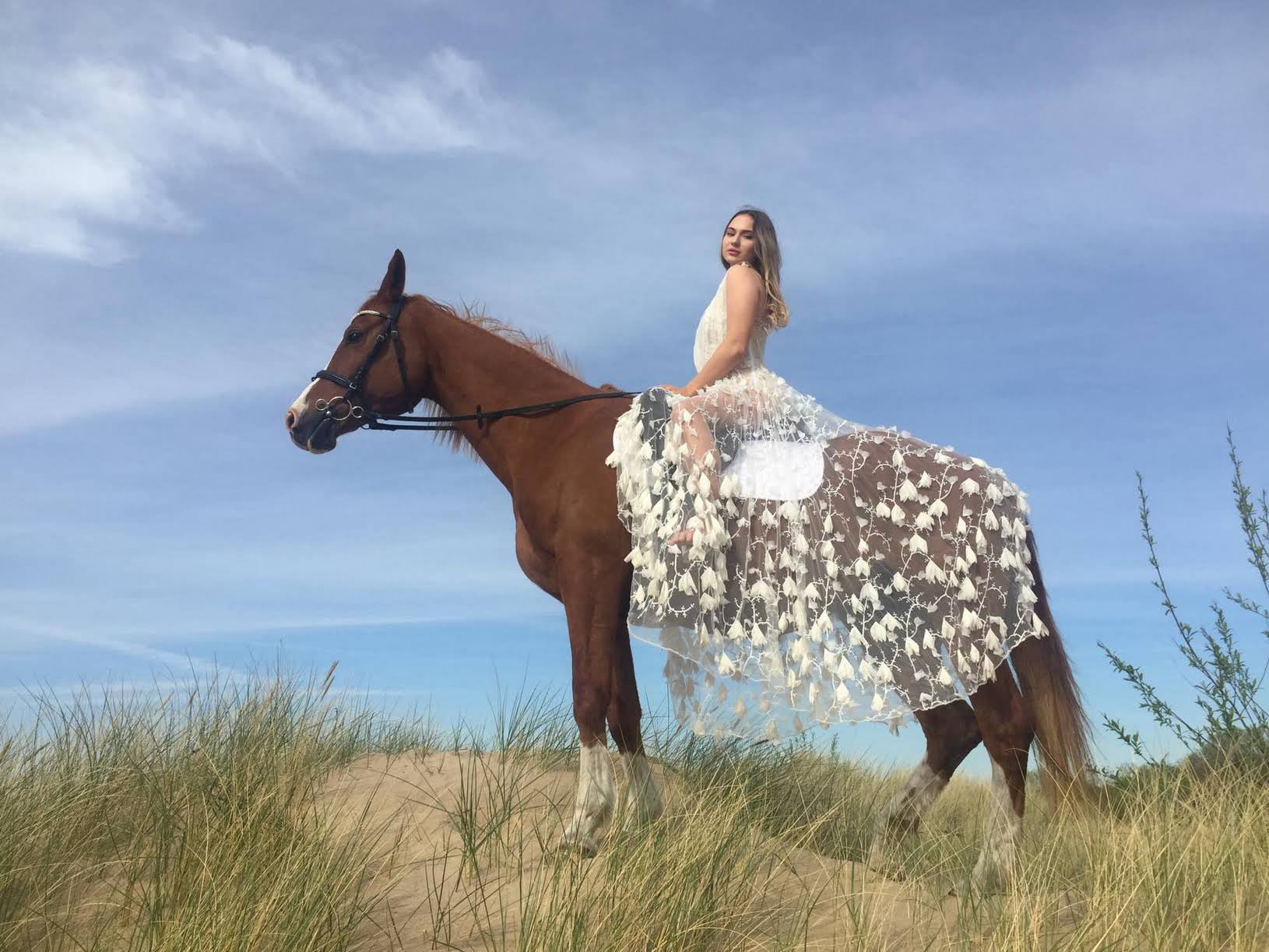 Ar zirgu kāpu smiltīs